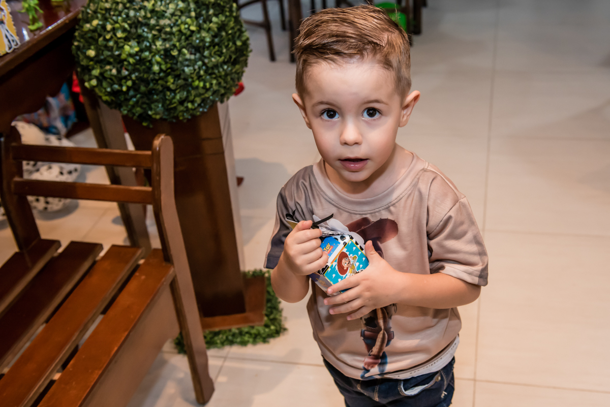 muito feliz com os personagens da mesa