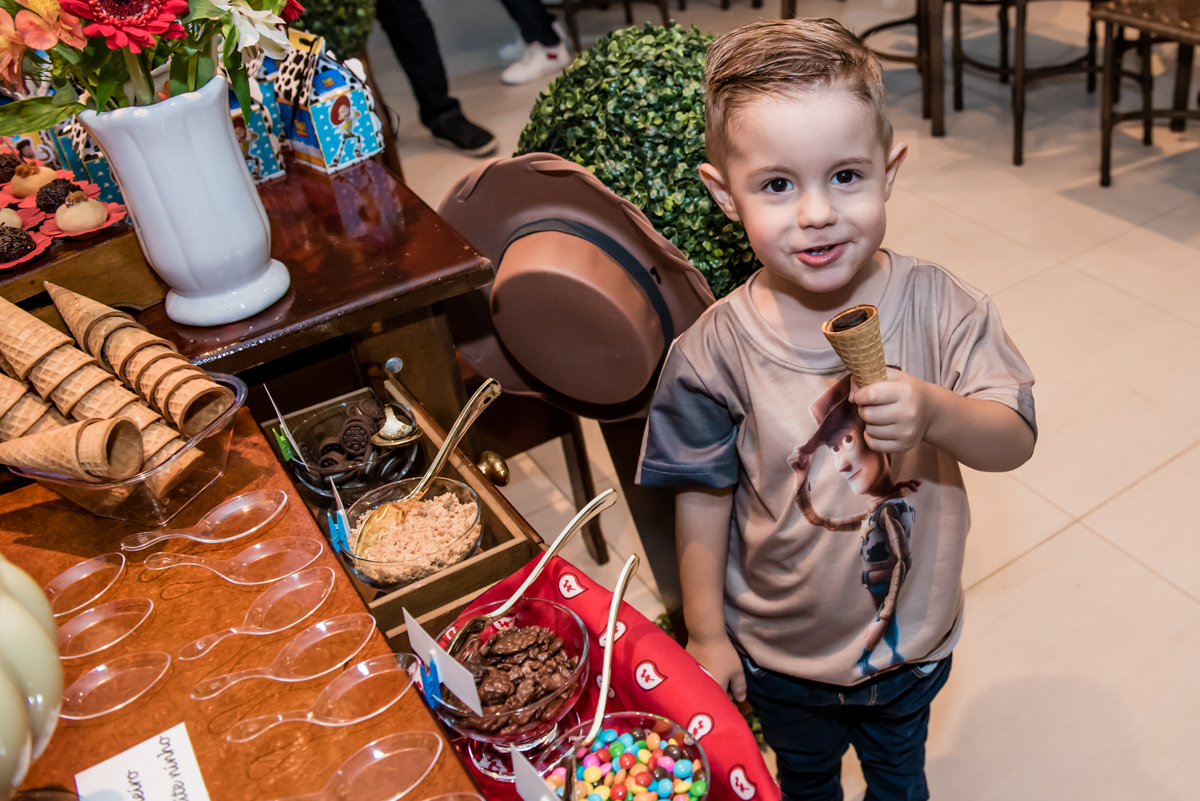comendo os doces gostosos da mesa 