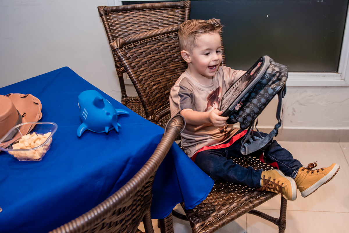 recebendo o primeiro presente uma mochila dos amigos