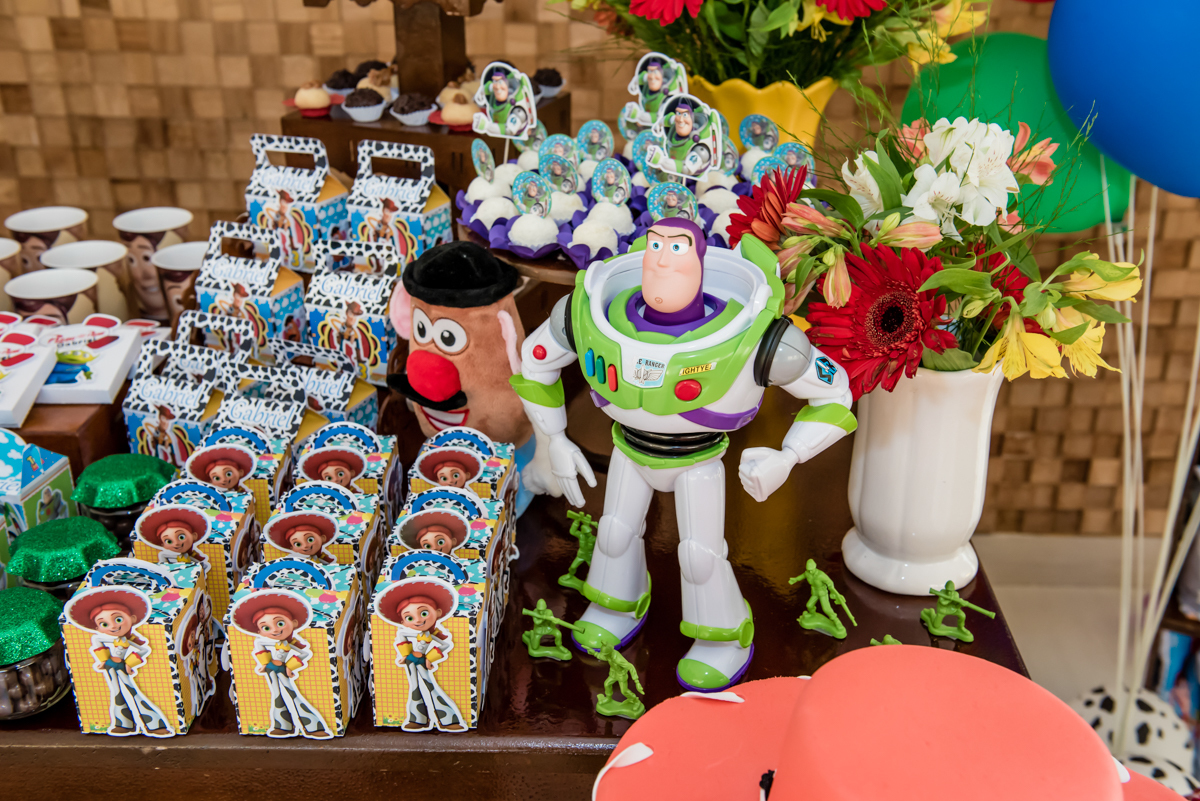 detalhes da mesa decorada toy story