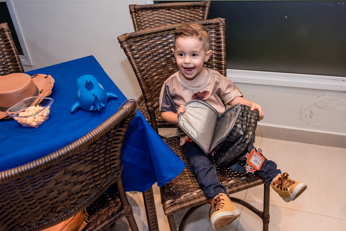 muito feliz abrindo os presentes que ganha