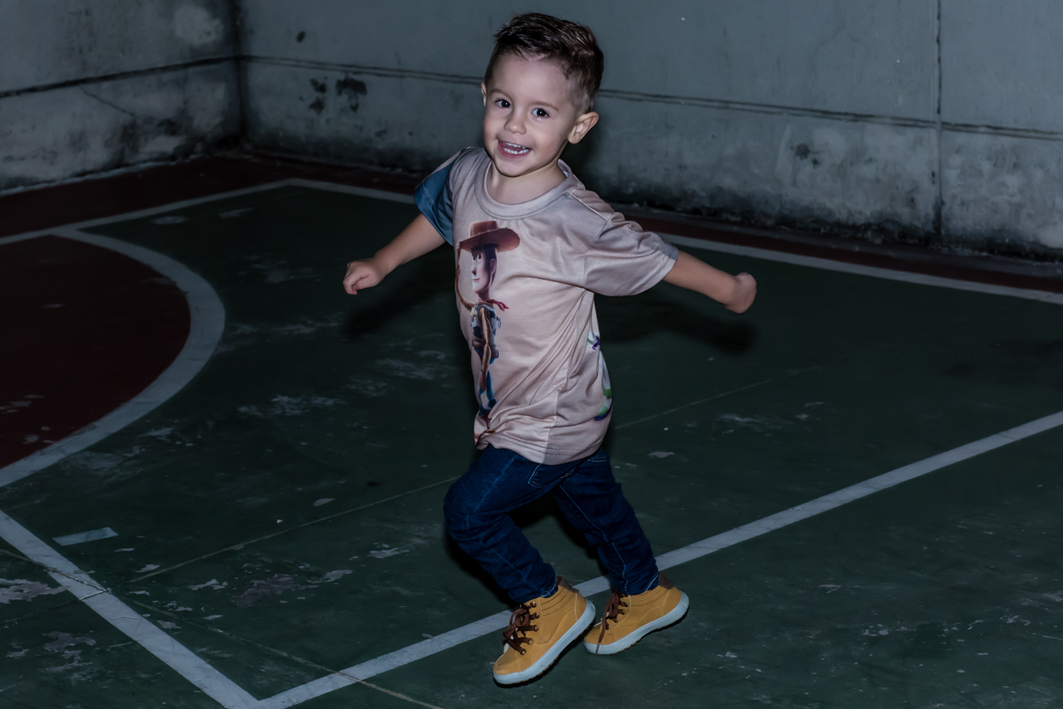 brincando no campo de futebol do condomínio