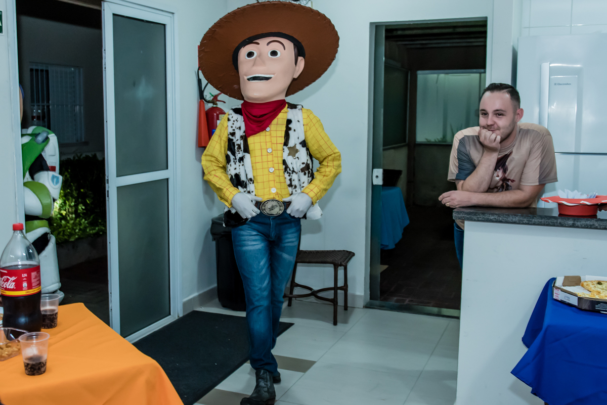chegando os personagens do toy story para divertir as crianças