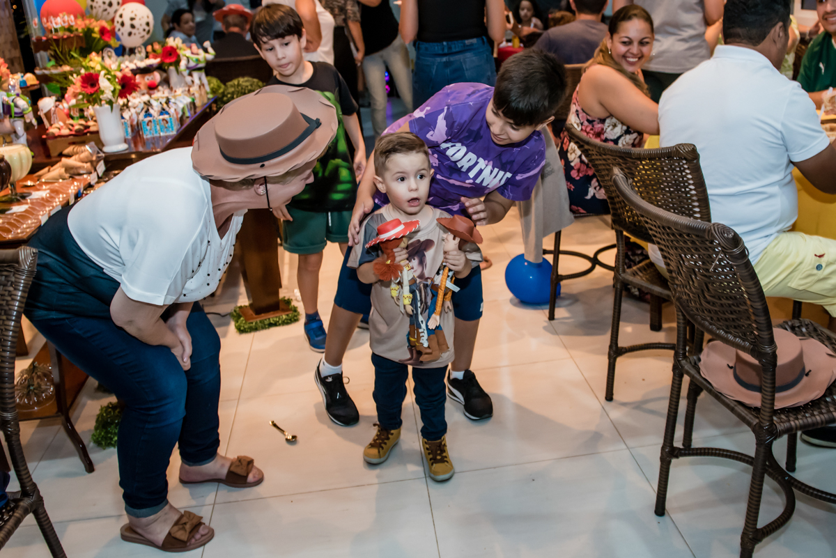 miguel fica surpreso e feliz com a chegada dos personagens do toy story