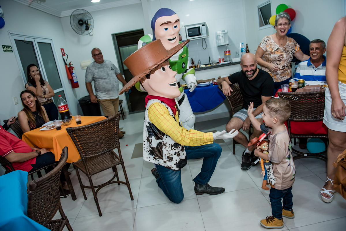 brincando com os amigos do toy story