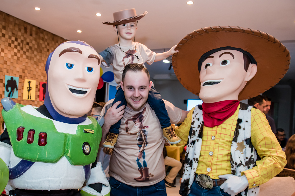 foto com o pai e os personagens da festa
