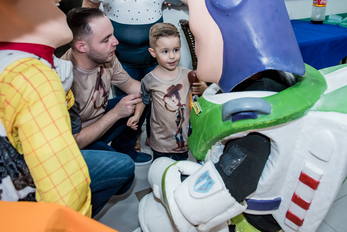 muito animado com as brincadeiras com o pai e amigos