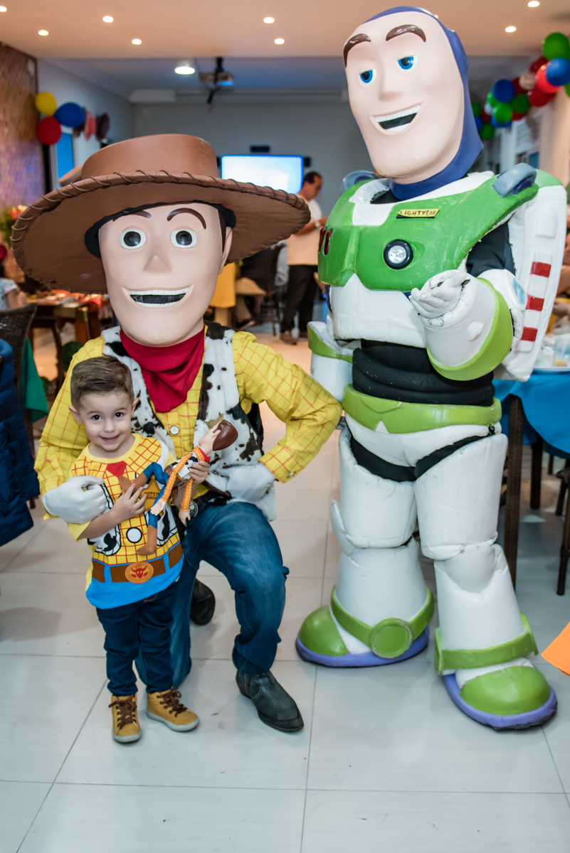 miguel faz foto com os personagens da mesa temática