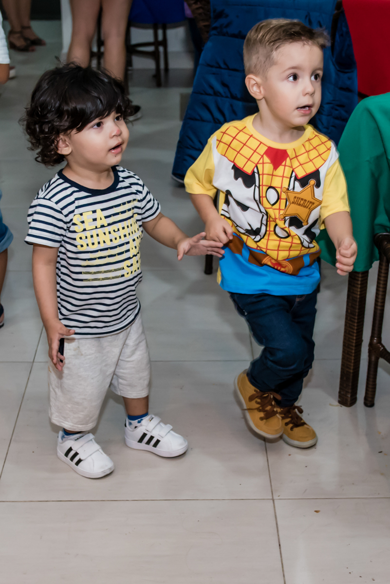 convidando o amigo para cantar parabéns