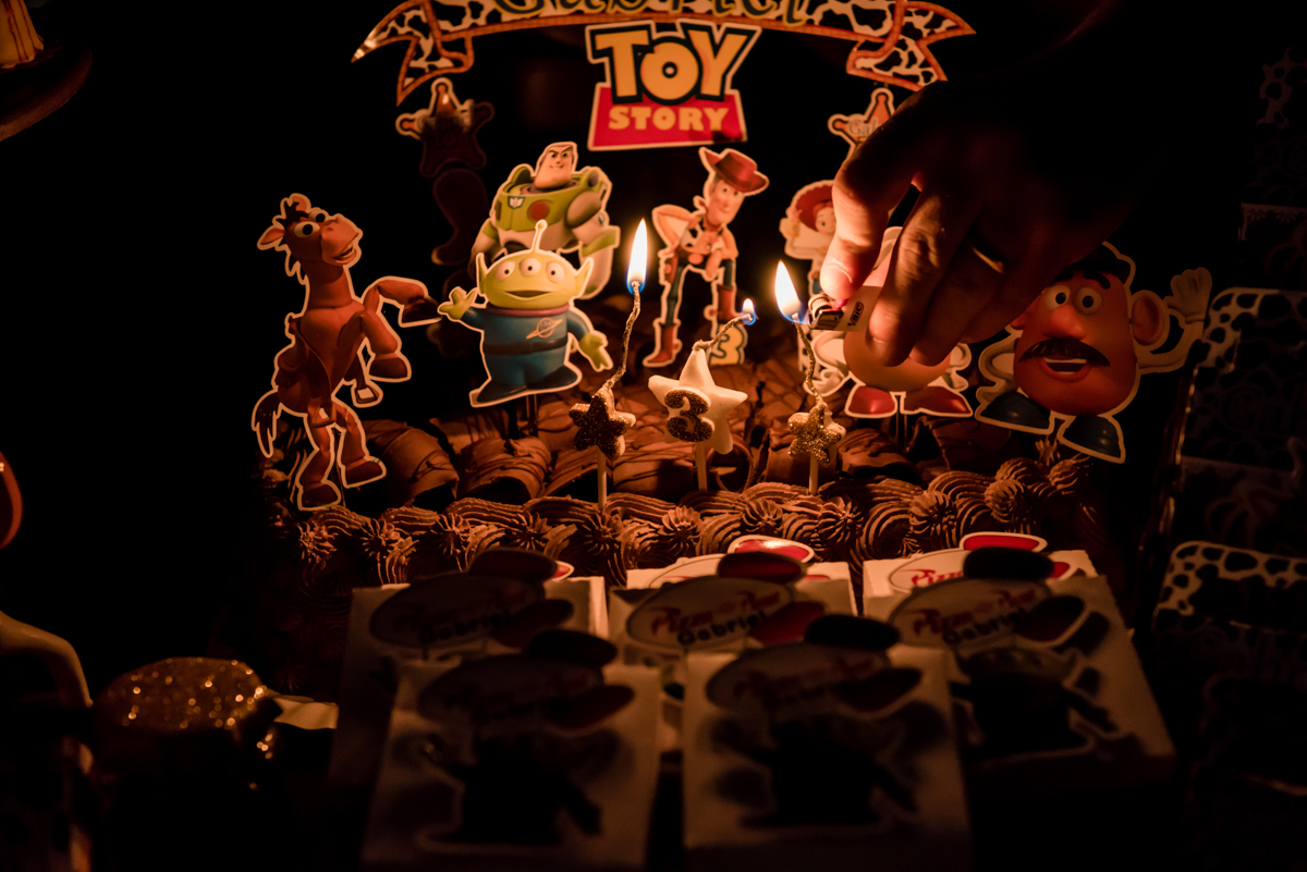 o bolo ja foi colocado na mesa para o parabéns