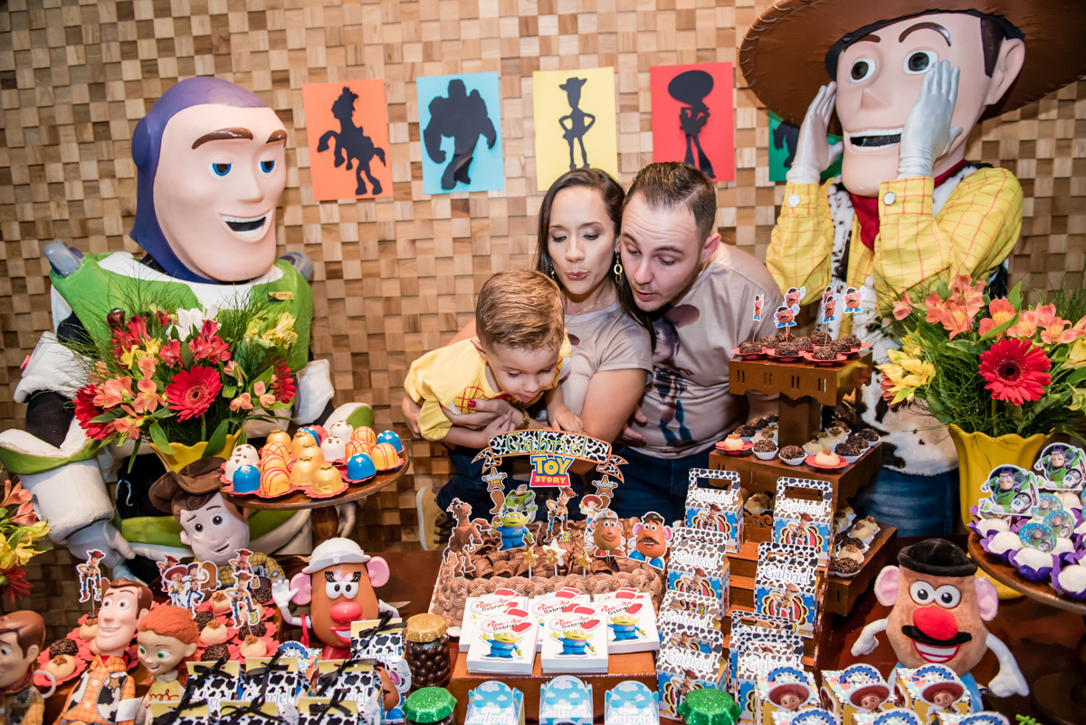 soprando a vela do bolo