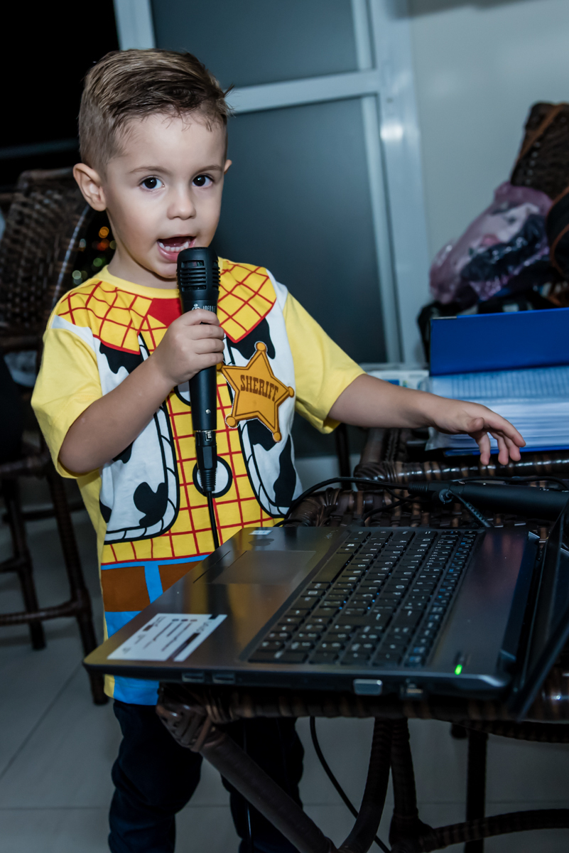 agradecendo os convidados amigos por ter vindo em sua festa