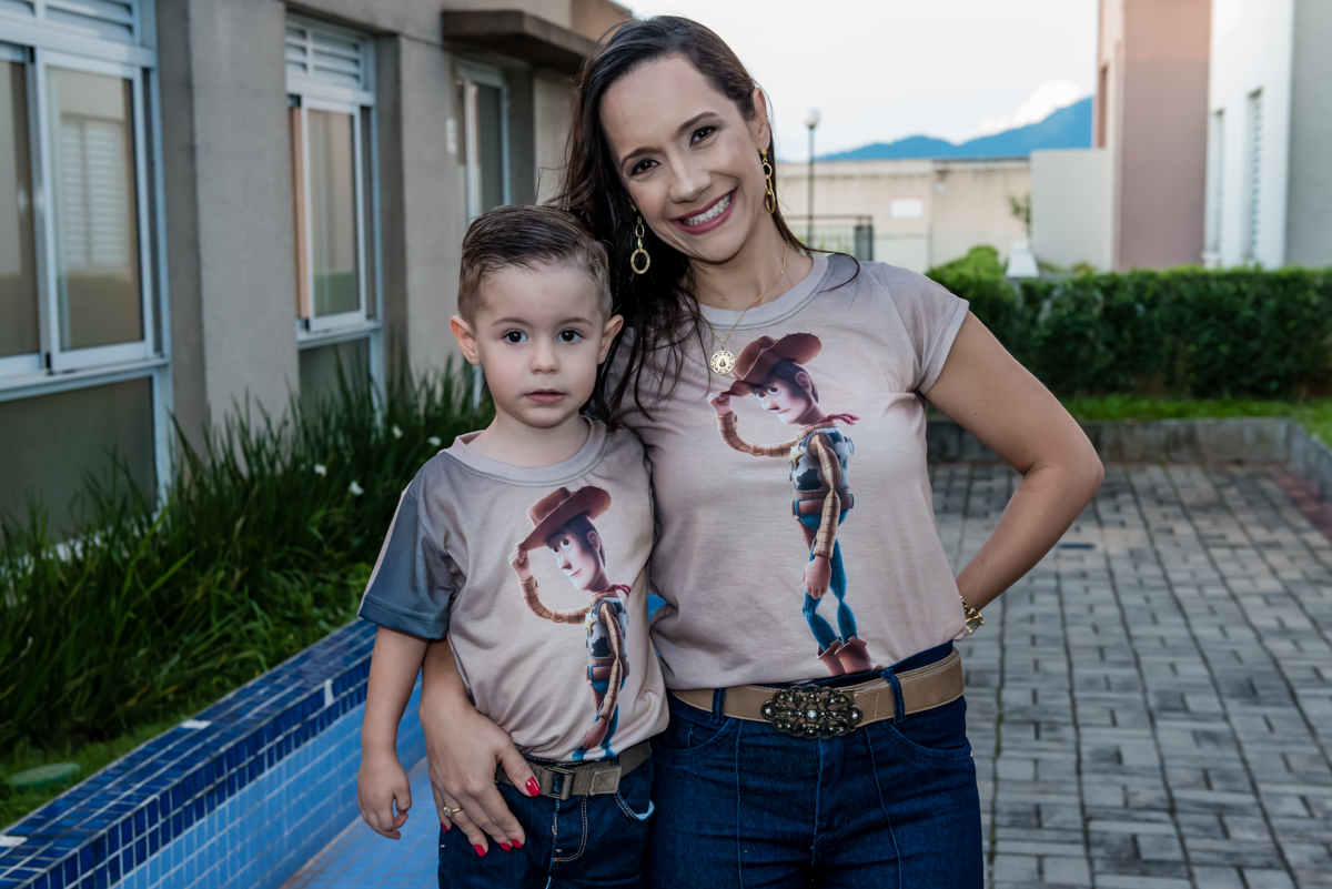 chegando com a mãe para a sua festa 