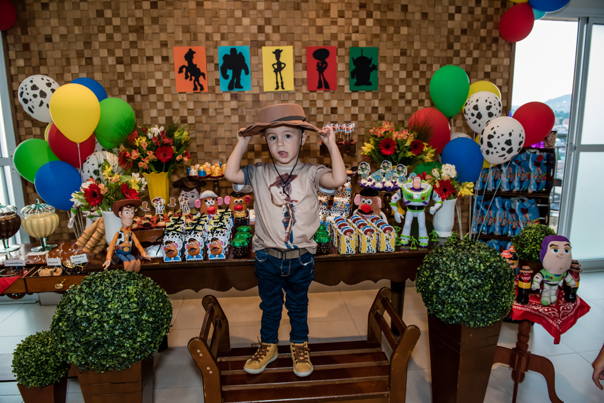 pose para a foto na mesa decorada toy story