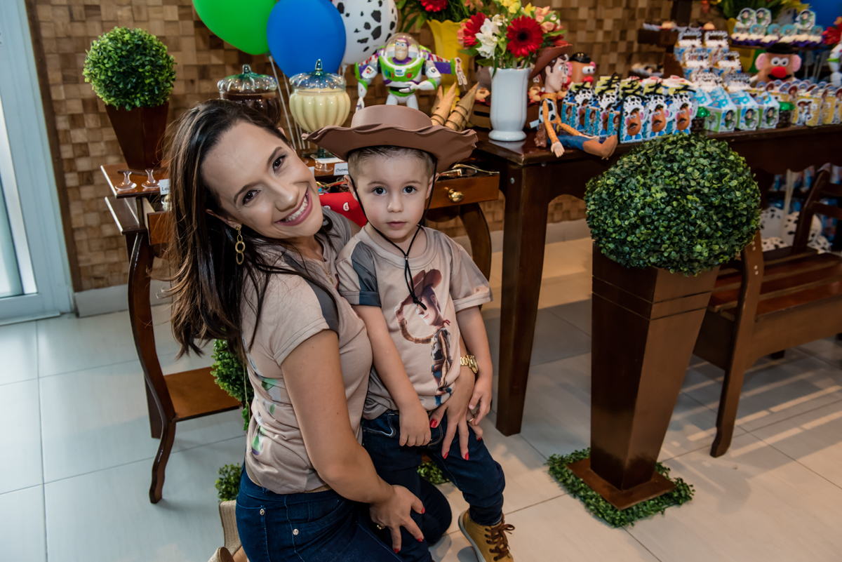 carinho da mãe no dia do seu aniversário