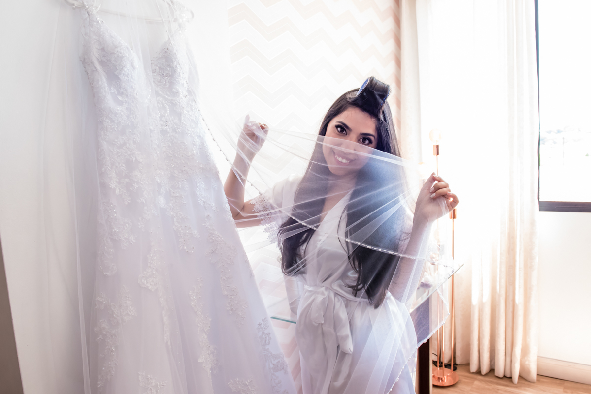 feliz com seu vestido branco