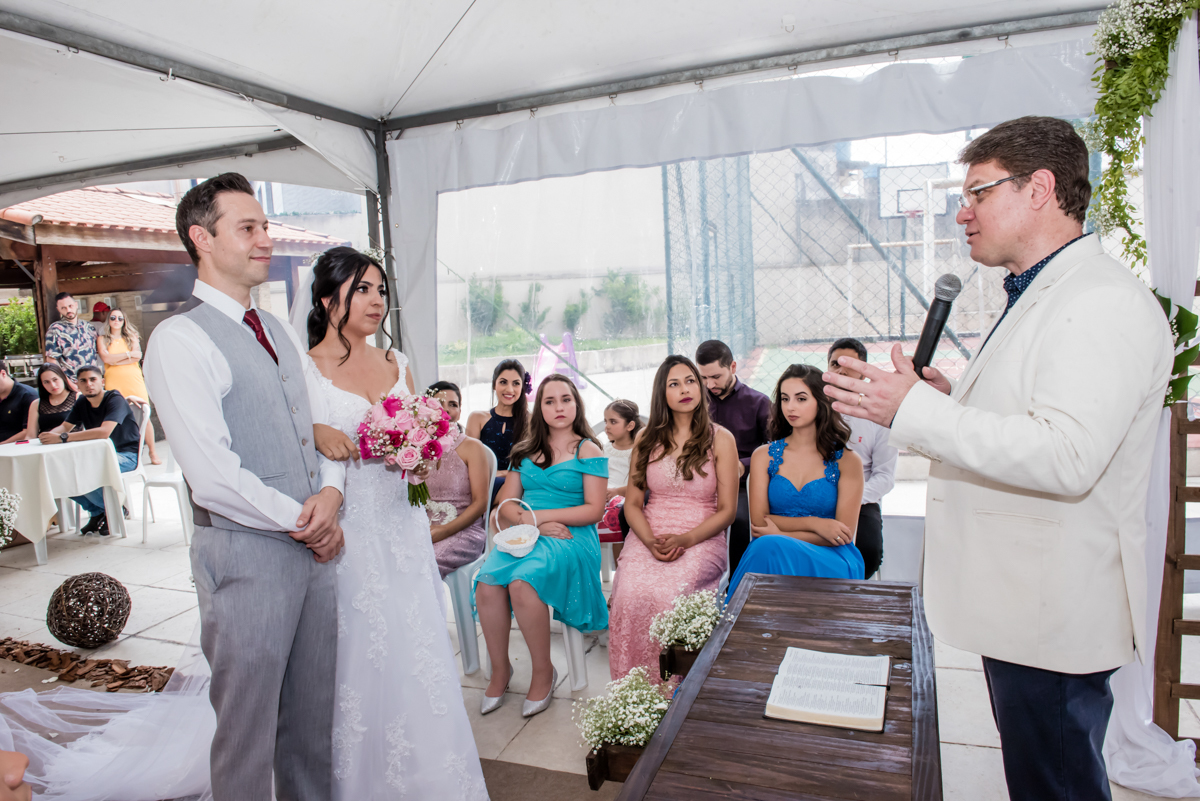 o celebrante realiza o casamento