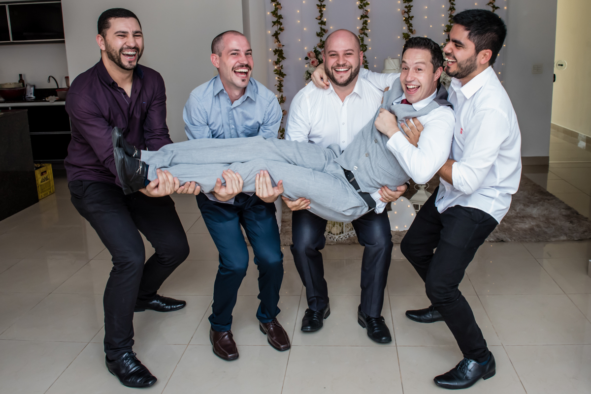 agora é vez dos padrinhos pegar o noivo no colo