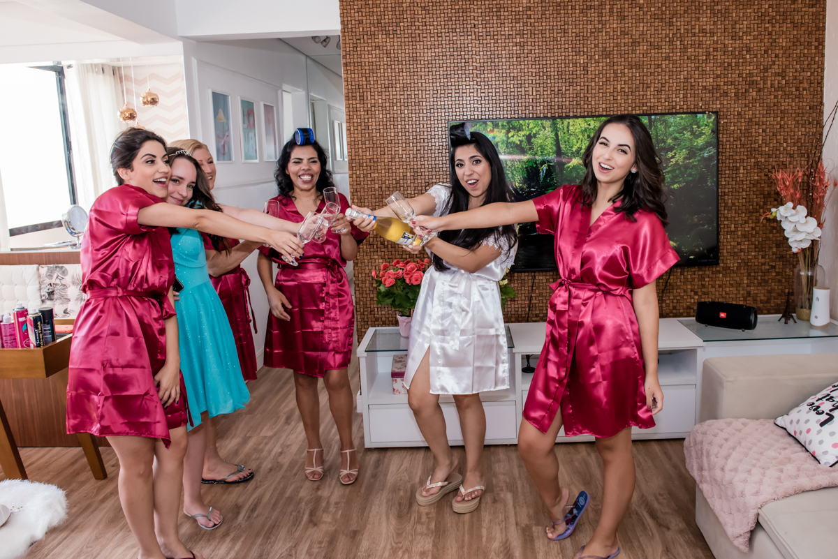 as madrinhas brindam felizes