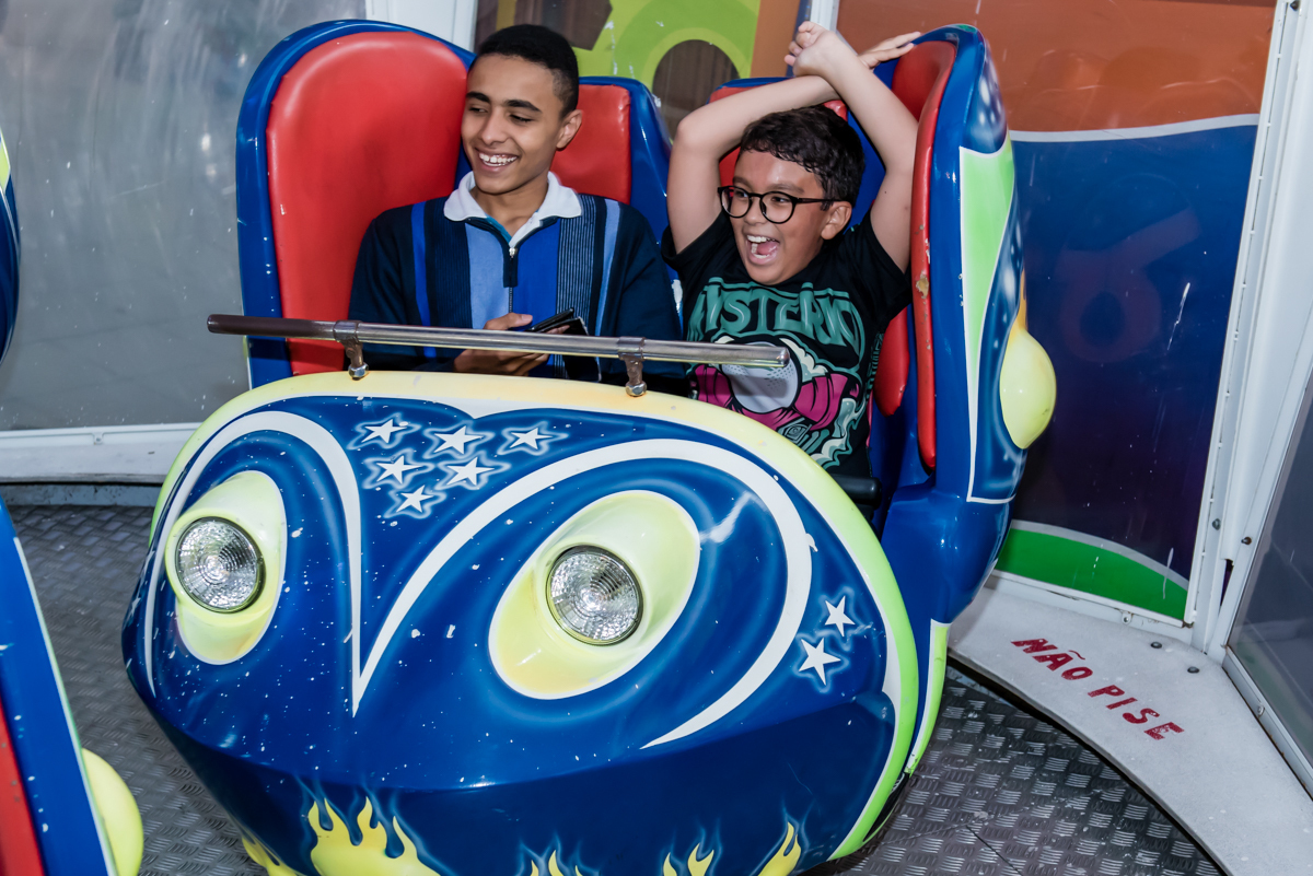 as crianças não param de brincar em todos os brinquedos do buffet fabrica da alegria