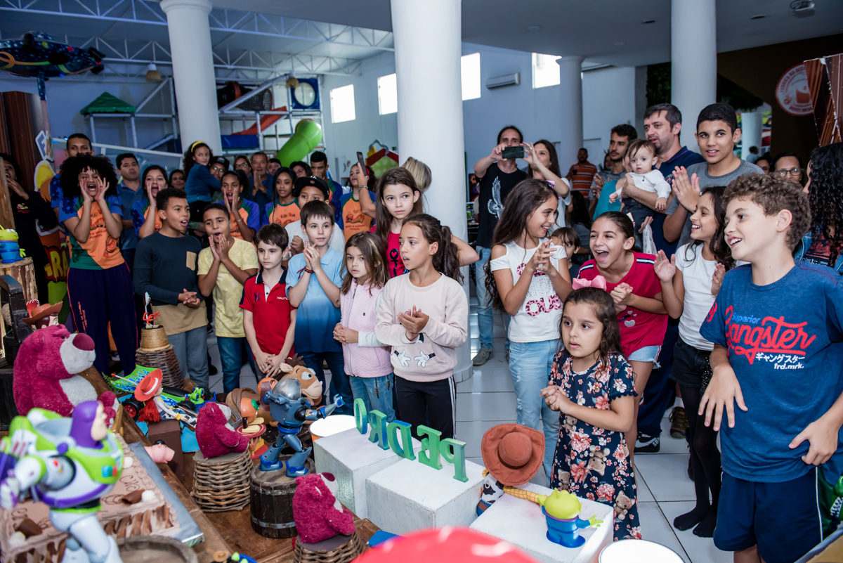 todos os convidados e amigos cantam um parabéns animado
