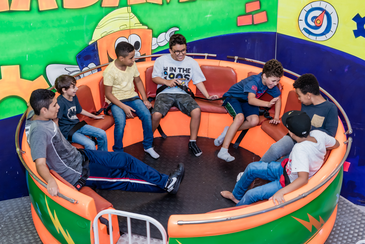 final da festa com todos os amigos brincando no brinquedo lababamba