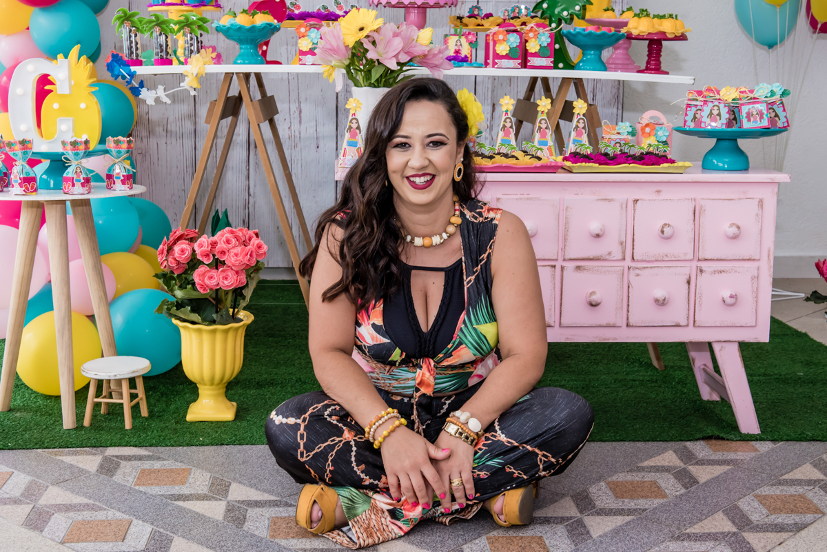 aniversariante feliz esperando os convidados para sua festa