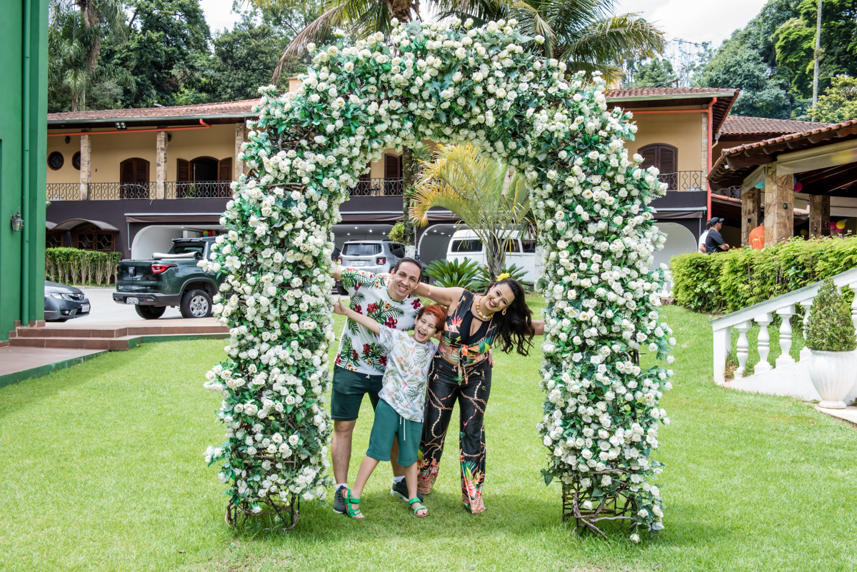 lindos a família se divertem no arco florido da entrada