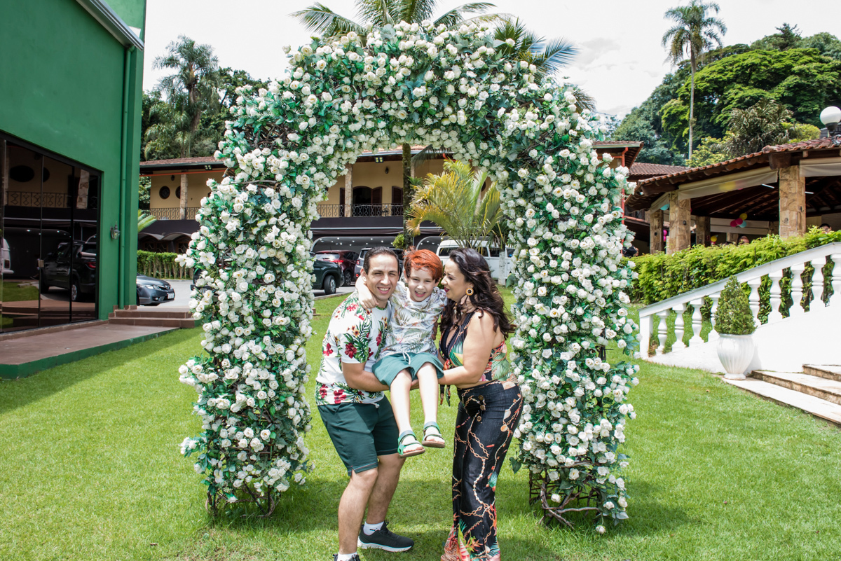 brincando com o filho em baixo do arco de flores