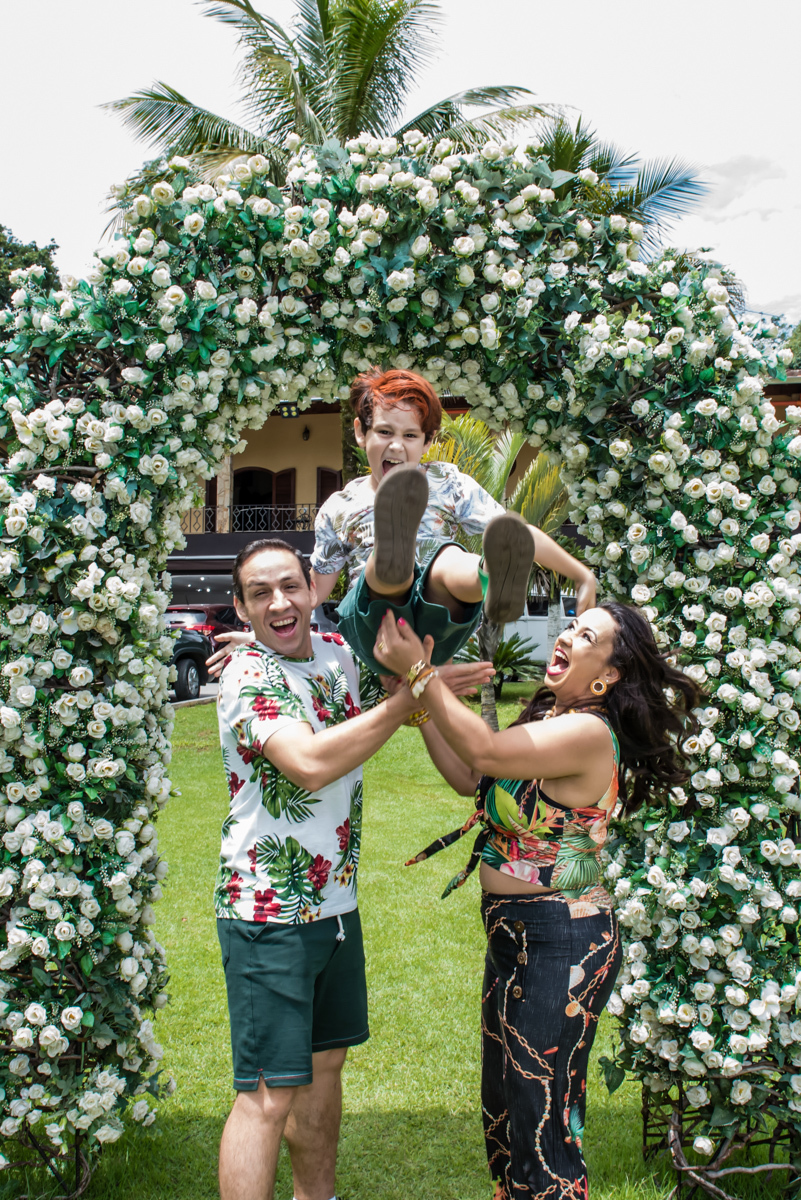 brincadeira divertida jogando o filho para cima