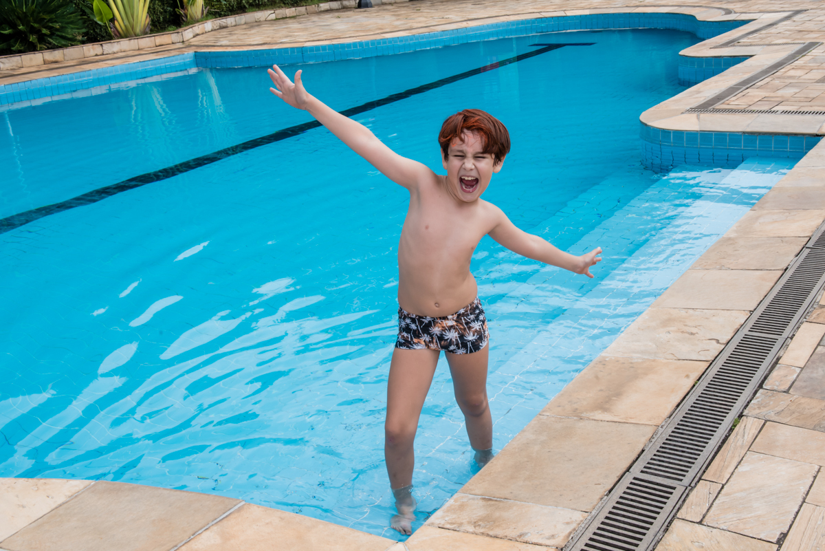 preparando para um mergulho na piscina
