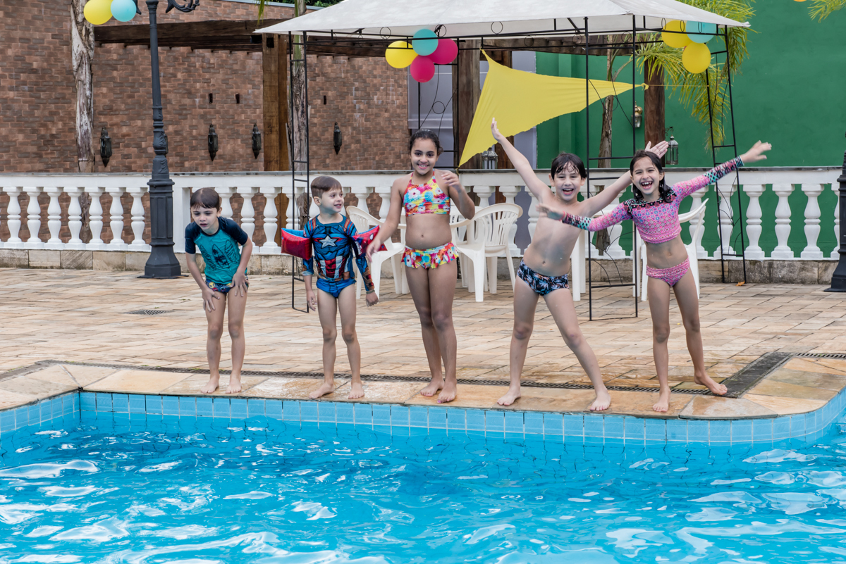 as crianças se reunem para um mergulho na piscina