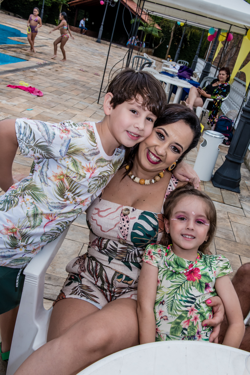 os canvidados estão chegando para animar a festa