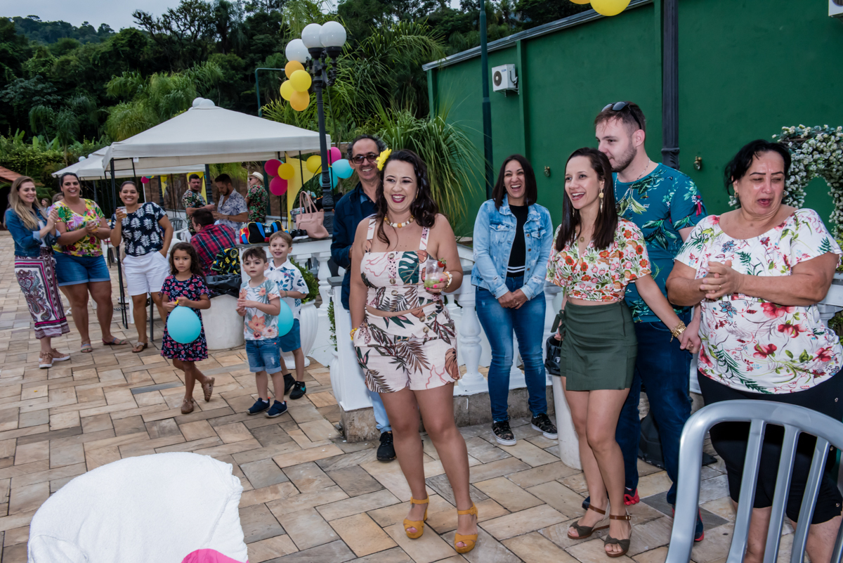 os convidados estão muito animados e felizes