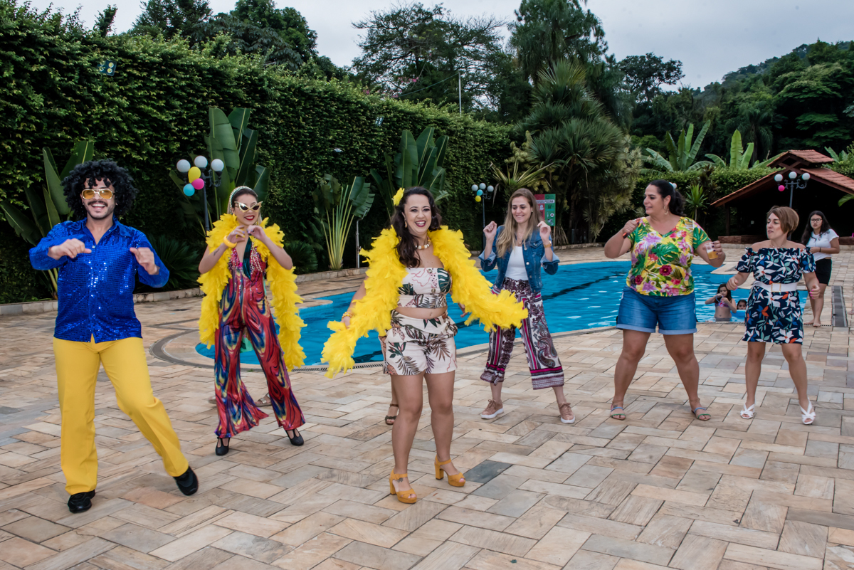 chegando os dançarinos para animar festa e convidados