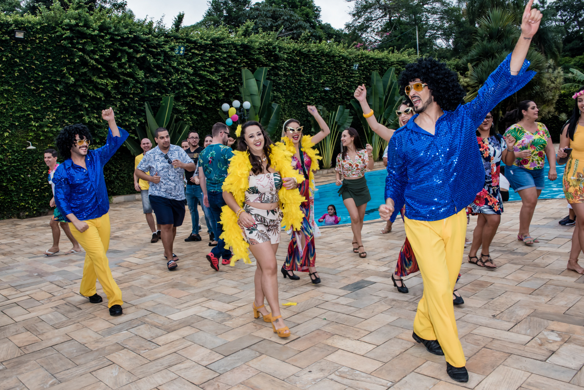 todos estão muito felizes e muito animados parta dançar