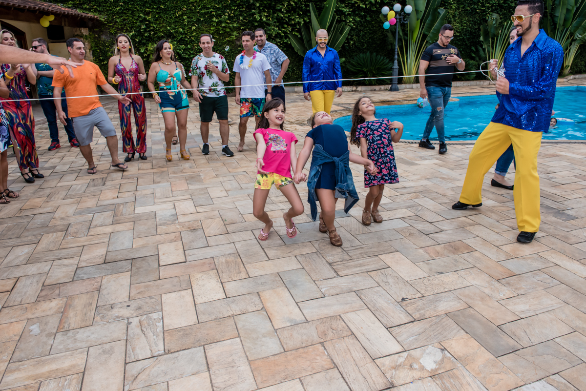 os animadores da festa fazem gincana com os convidado