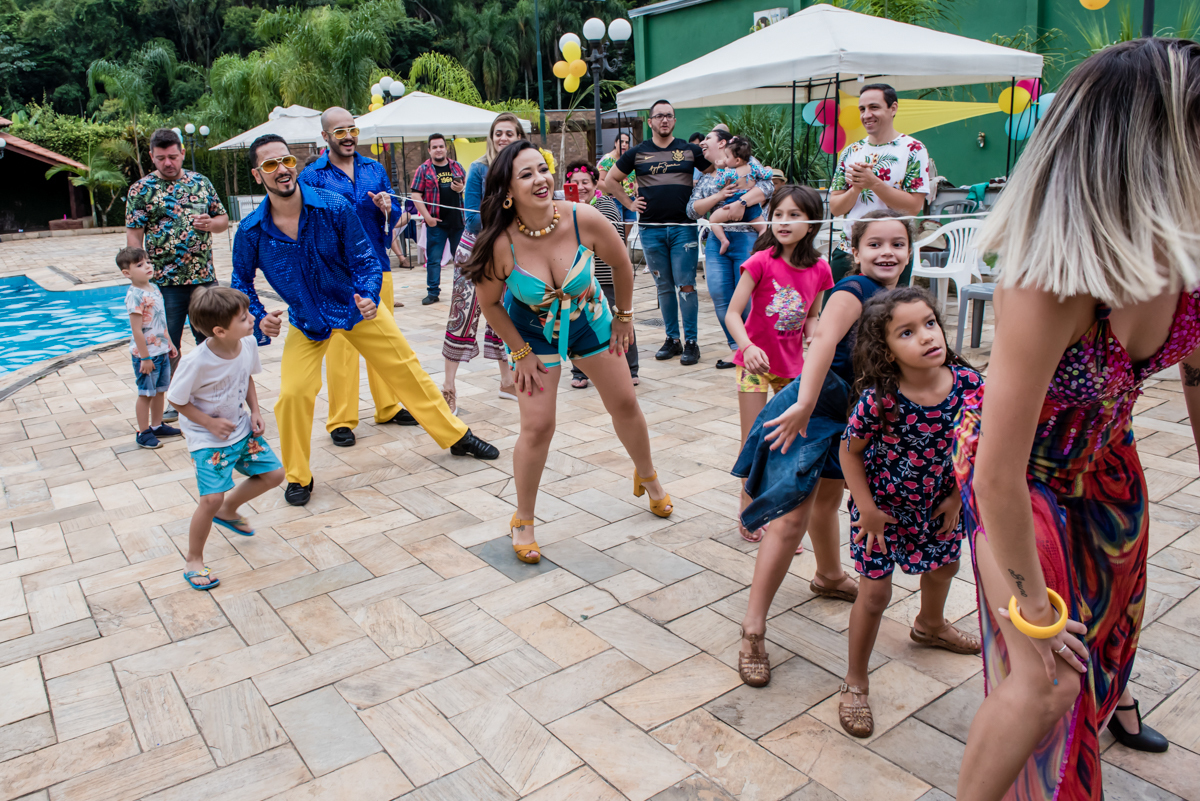 cada um dos convidados demonstram sua alegria em participar da festa