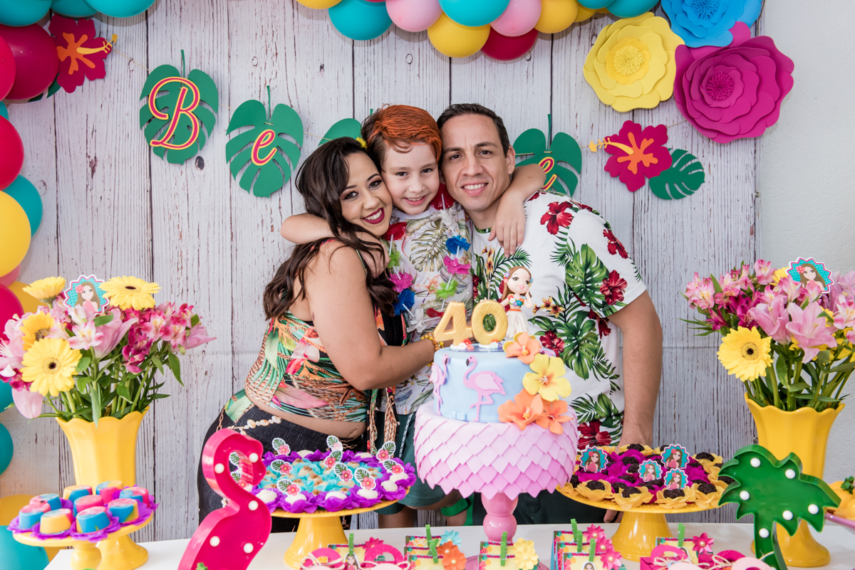 a família linda e animada com a festa