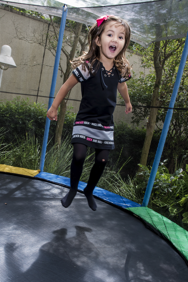 a amiga se diverte no brinquedo pula pula