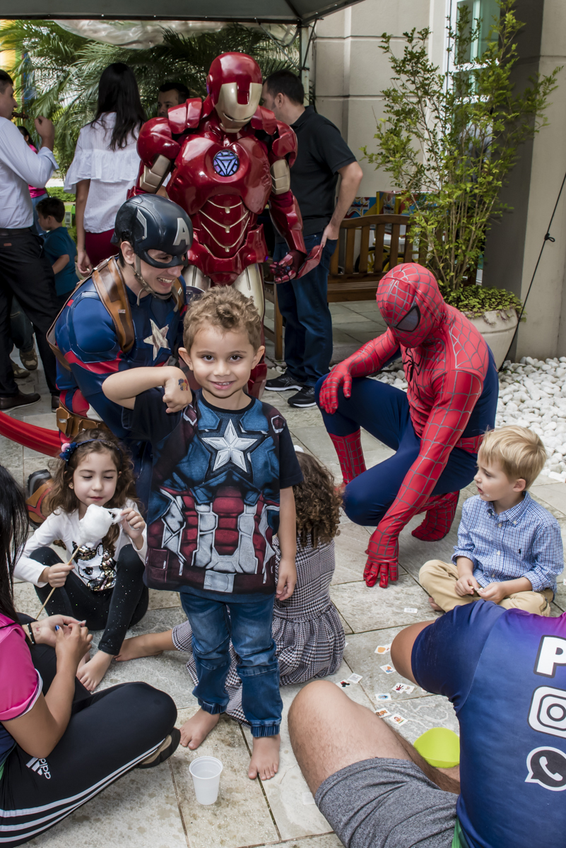 as crianças brincam de fazer tatuagem com os super herois das crianças