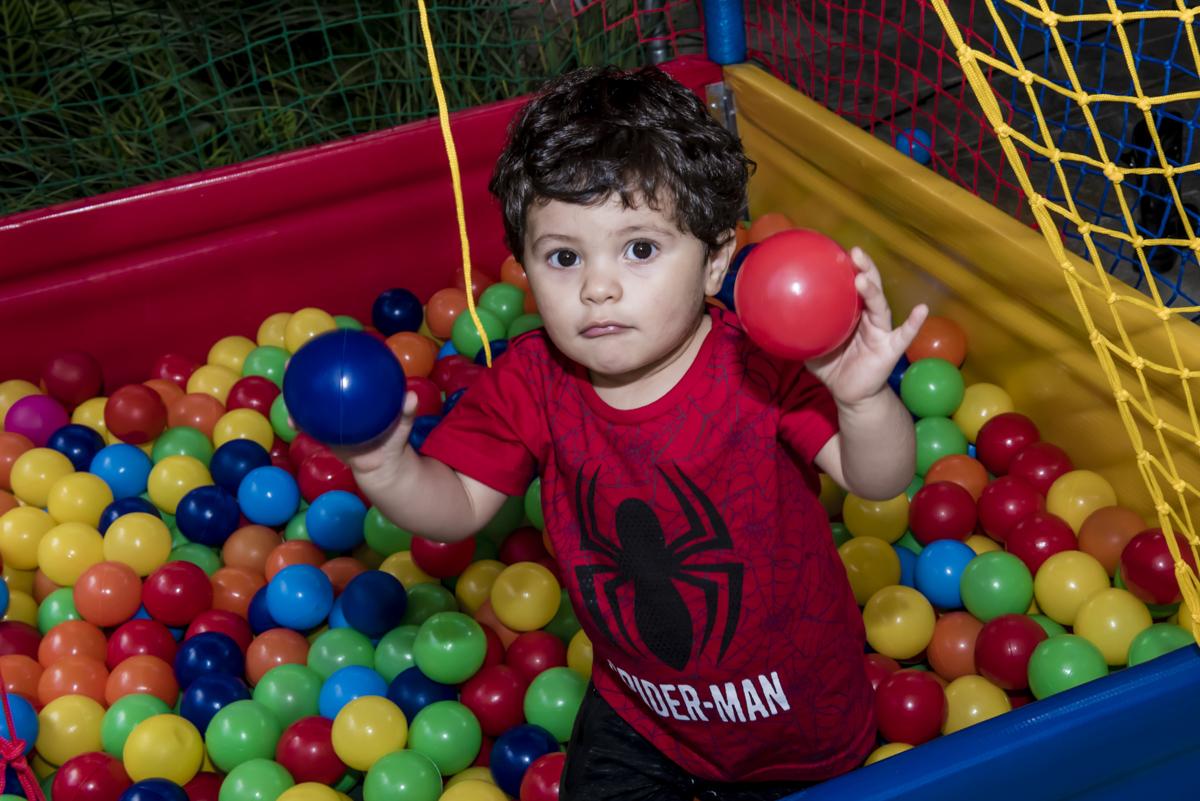 piscina de bolinas é um brinquedo bem divertido