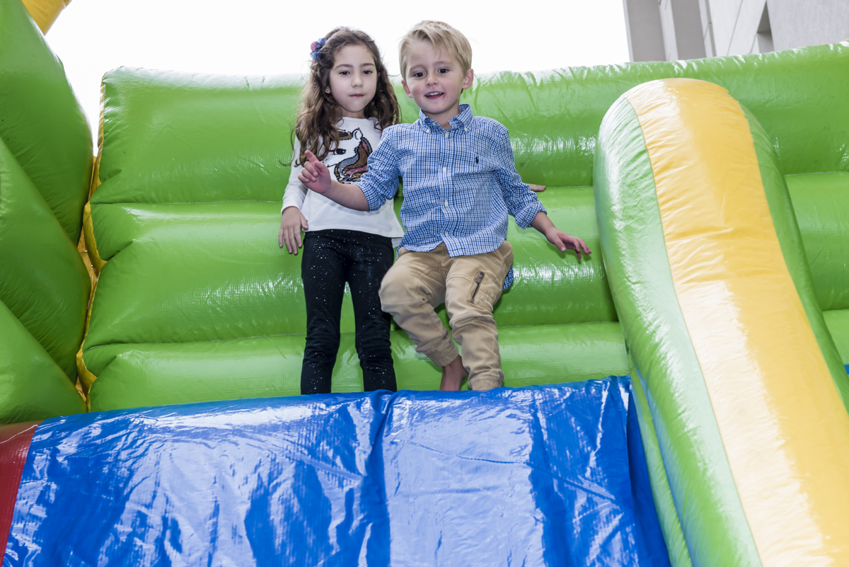 preparando para escorregar no inflável