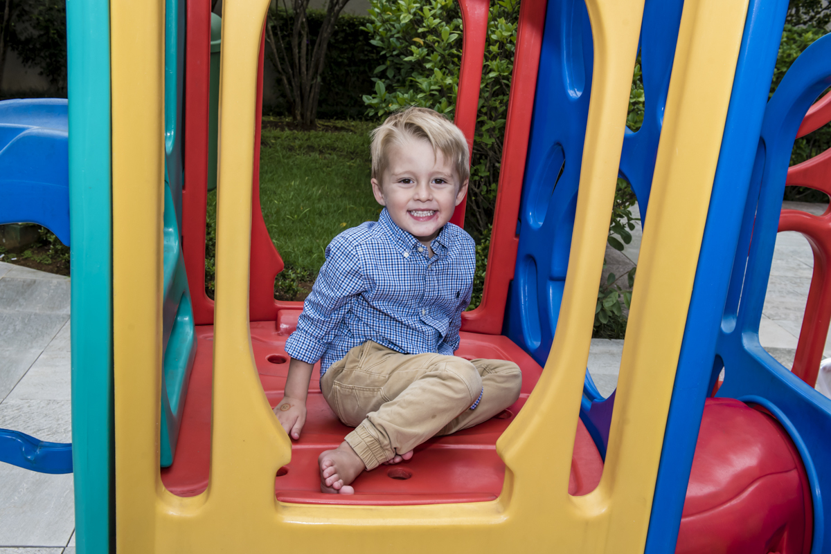 posando para foto nos brinquedos divertidos