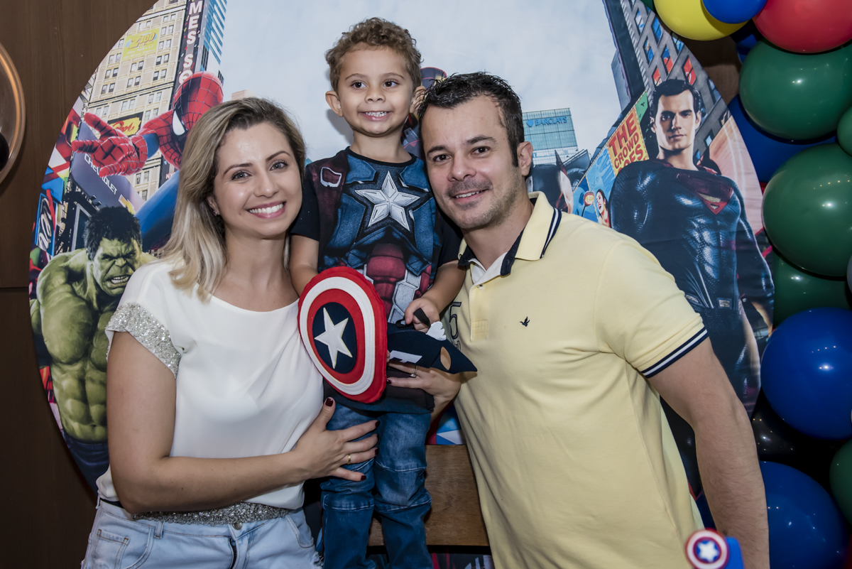 foto com os pais na mesa temática