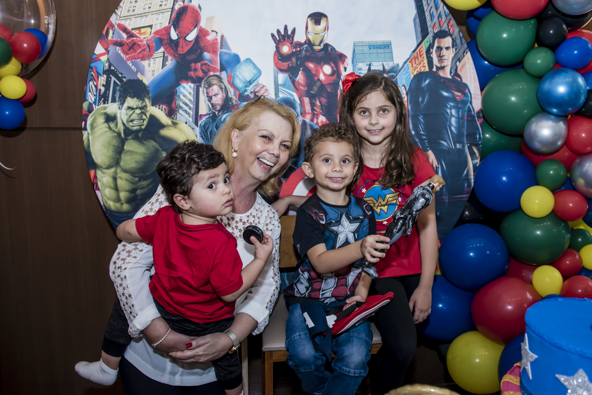 vó e netos posam para a foto