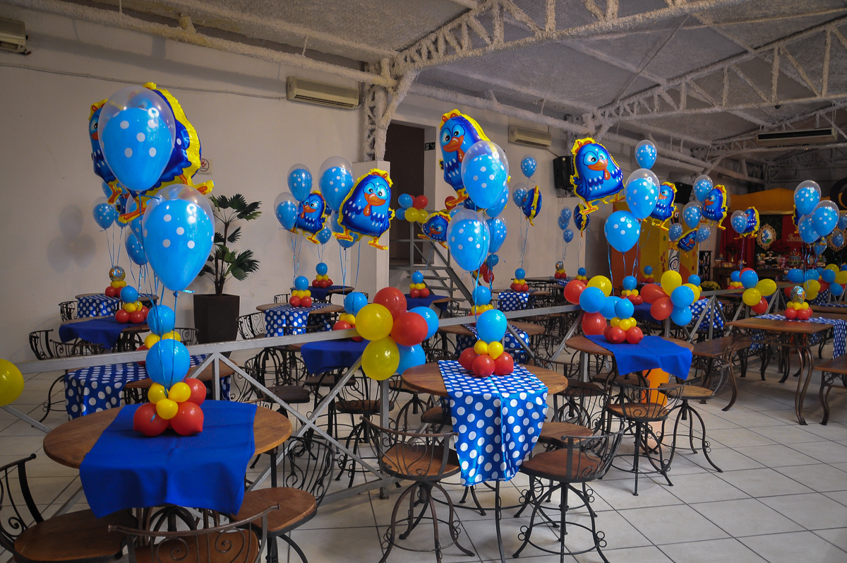 mesa decorada com bexiga da galinha pintadinha no Buffet Fábrica da Alegria unidade Osasco
