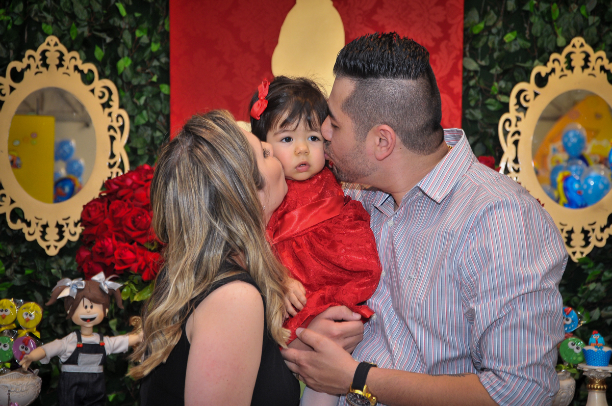 beijo sanduiche na aniversariante no Buffet Fábrica da Alegria unidade Osasco