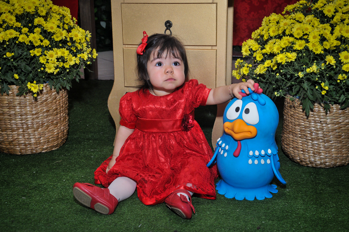 aniversariante com a galinha pintadinha no Buffet Fábrica da Alegria unidade Osasco