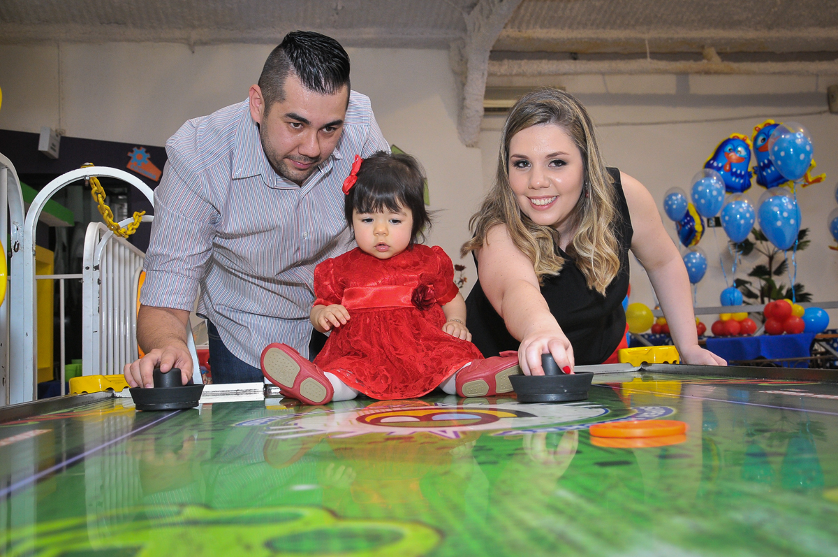família jogando com a aniversariante no Buffet Fábrica da Alegria unidade Osasco